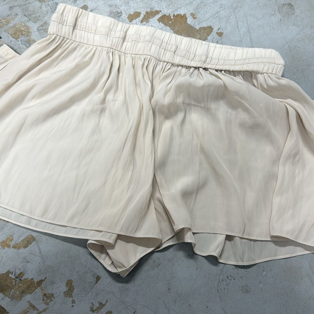 Women's Cream Shorts Flowy Pockets Drawstring Stretch Band Waist NEW NWOT - Picture 3 of 3
